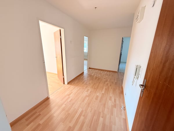 Helle 4-Zimmer-Wohnung mit Wintergarten an verkehrsgünstiger Lage 2