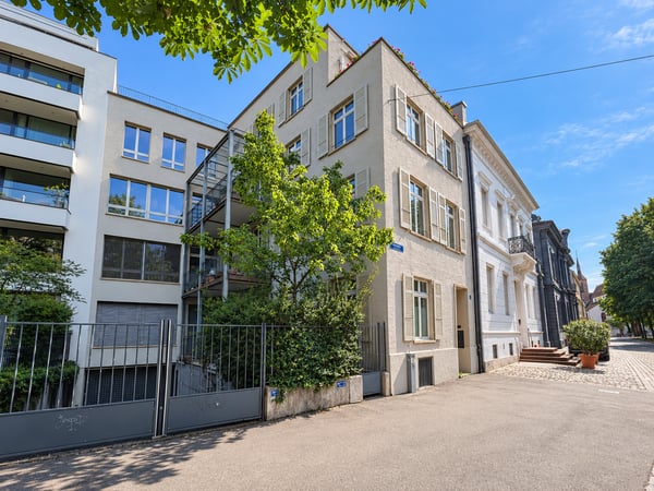 Exklusives Wohnen am Petersplatz: Grosszügige 3.5-Zimmerwohnung 1