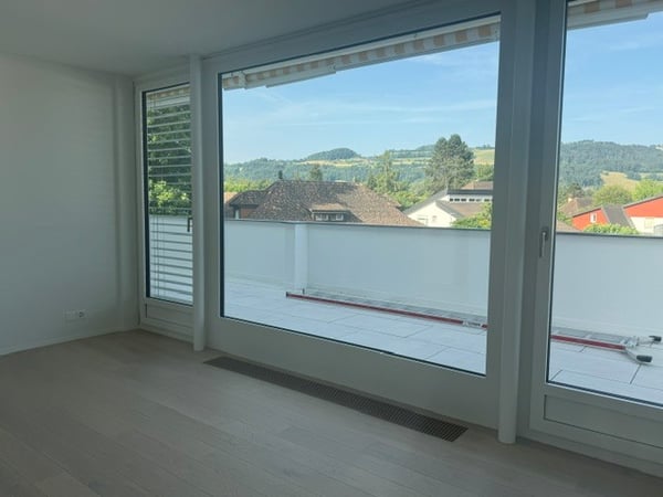 Erstbezug in schön sanierte 4 ½ Zimmer Wohnung in 3-Parteienhaus 12