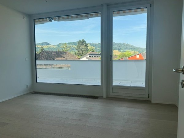 Erstbezug in schön sanierte 4 ½ Zimmer Wohnung in 3-Parteienhaus 11