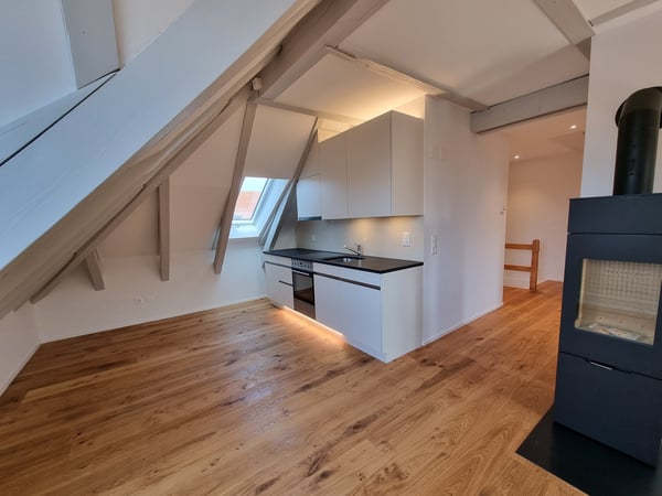 Sehr helle, sonnige 2 Zi. Single Wohnung im Dachgeschoss