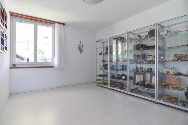 Freistehendes und bezugsbereites EFH mit grossem Garten an guter Lage 8