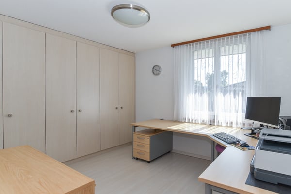 Freistehendes und bezugsbereites EFH mit grossem Garten an guter Lage 9