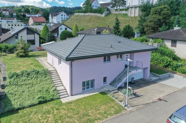 Freistehendes und bezugsbereites EFH mit grossem Garten an guter Lage 2