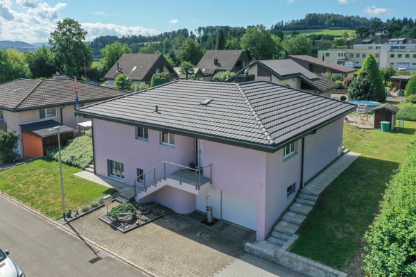 Freistehendes und bezugsbereites EFH mit grossem Garten an guter Lage 1