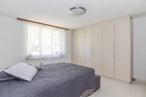 Freistehendes und bezugsbereites EFH mit grossem Garten an guter Lage 7