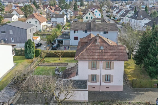 Immobilie an ausgezeichneter Lage auf grossem Grundstück 1