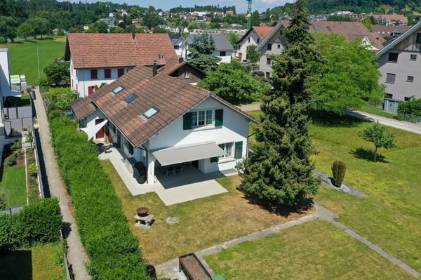 Freistehendes EFH mit grossem Umschwung an bevorzugter Lage 1