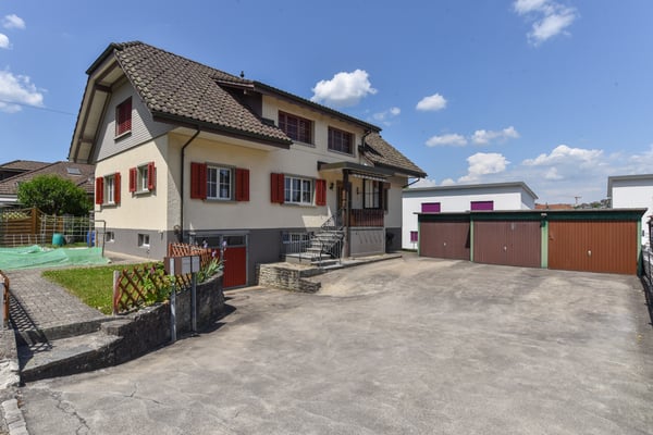 Gepflegtes Zweifamilienhaus mit vielen Parkplätzen an bevorzugter Lage 3