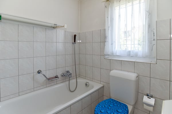 Freistehendes Haus mit Potential an ruhiger Lage 12