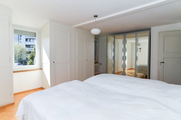 Freistehend, top unterhalten, mit Schopf, Doppelgarage, grosser Garten 9
