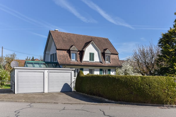 Freistehend, top unterhalten, mit Schopf, Doppelgarage, grosser Garten 13