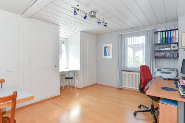 Freistehend, top unterhalten, mit Schopf, Doppelgarage, grosser Garten 10