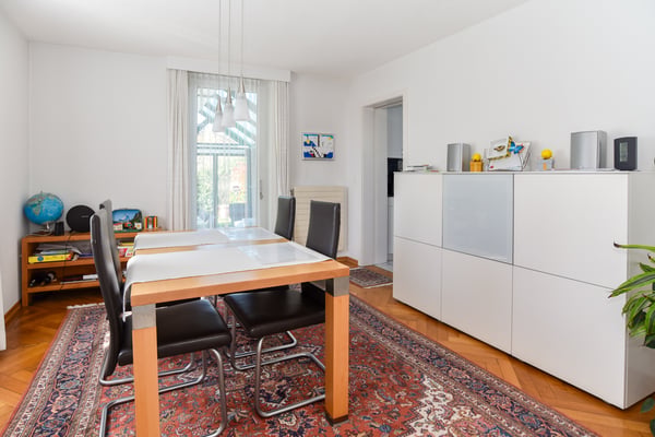 Freistehend, top unterhalten, mit Schopf, Doppelgarage, grosser Garten 3