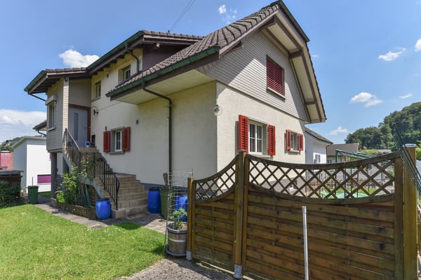 Gepflegtes Zweifamilienhaus mit vielen Parkplätzen an bevorzugter Lage 3