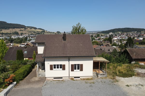 Freistehend, mit zeitgemässem Grundriss, viele Parkplätze