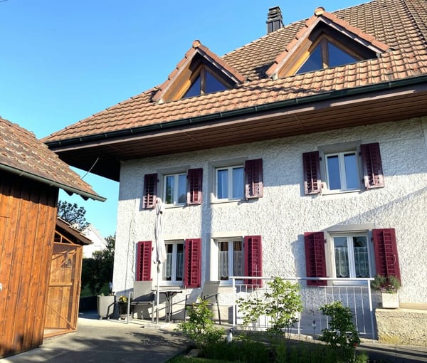 Charmantes Zweifamilienhaus mit optionaler Landparzelle 1