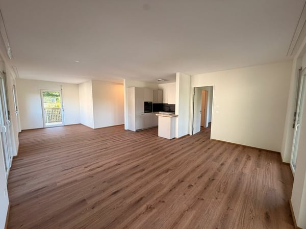 Erstbezug: sonnige 3.5 Zimmer-Wohnung mit Aussicht an ruhiger Lage