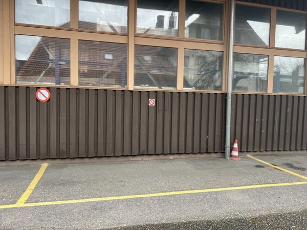 zentraler und überdachter Parkplatz zu vermieten