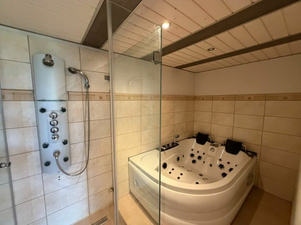 4.5-Zimmer-Wohnung mit besonderem Wohnambiente und gemütlichem Aussenbereich 4