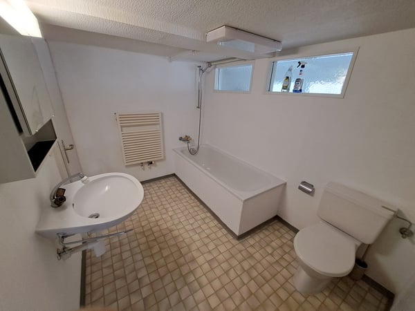 Wir vermieten  moderne, sonnige 1.5 (4,5Zi Grösse)- Zimmer-Wohnung mit Gartensitzplatz 12