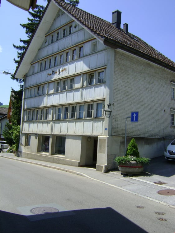 Wir vermieten  moderne, sonnige 1.5 (4,5Zi Grösse)- Zimmer-Wohnung mit Gartensitzplatz 18