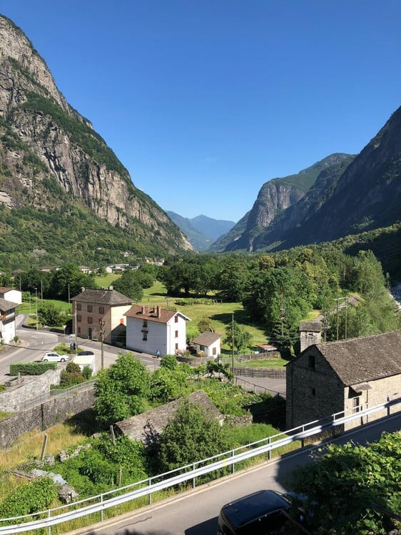 Charmantes Tessinerhaus an sonniger Aussichtslage in der Valle Maggia 1