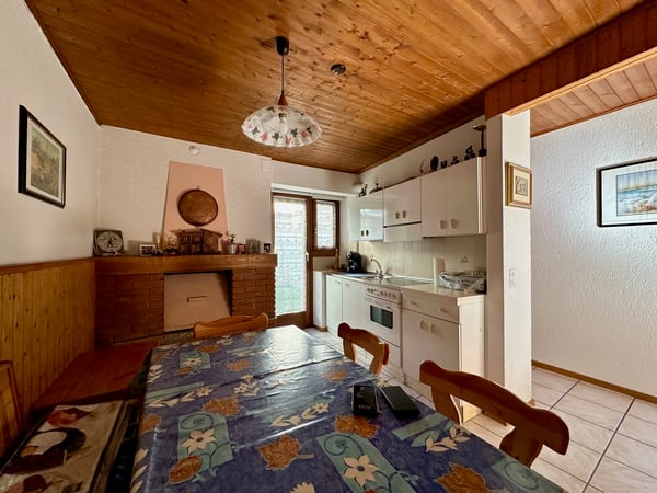 Proprietà con due unità, giardino e garage 9