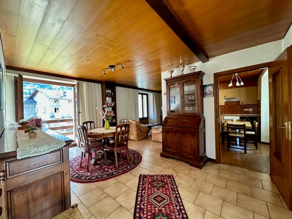 Proprietà con due unità, giardino e garage 3