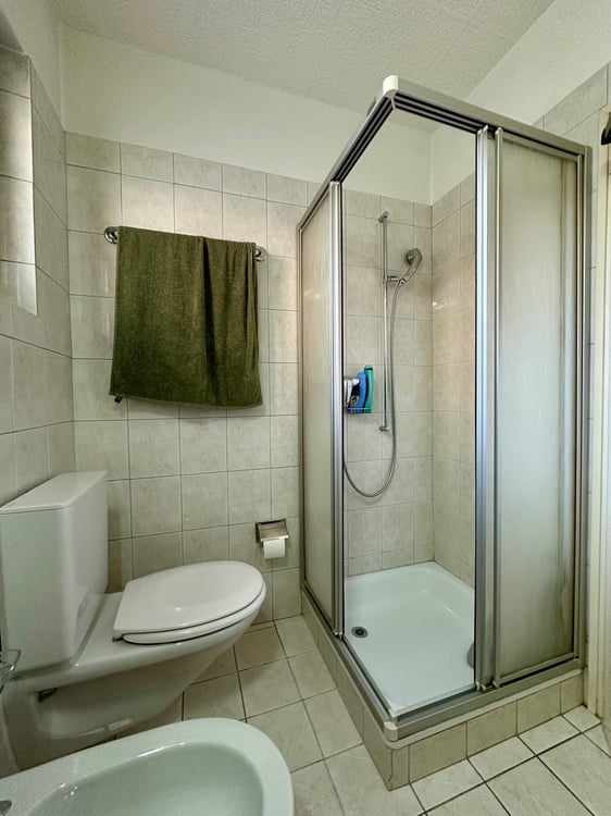 Proprietà con due unità, giardino e garage 10