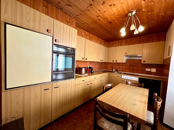 Proprietà con due unità, giardino e garage 4