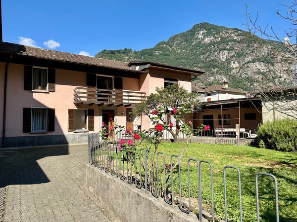 Proprietà con due unità, giardino e garage 1