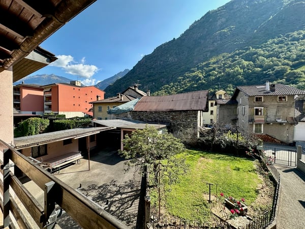 Proprietà con due unità, giardino e garage 5