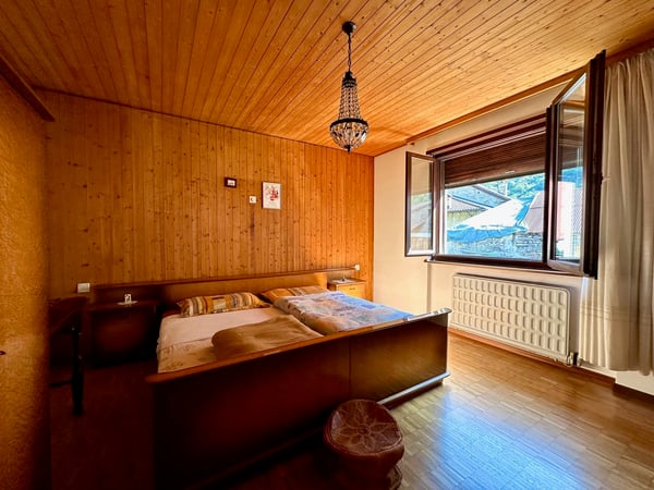 Proprietà con due unità, giardino e garage 8