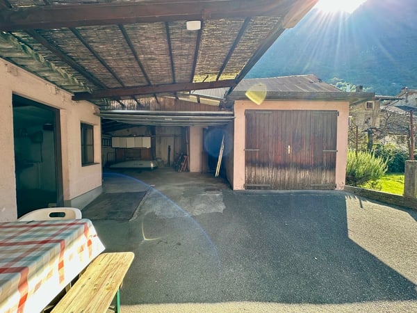 Proprietà con due unità, giardino e garage 2