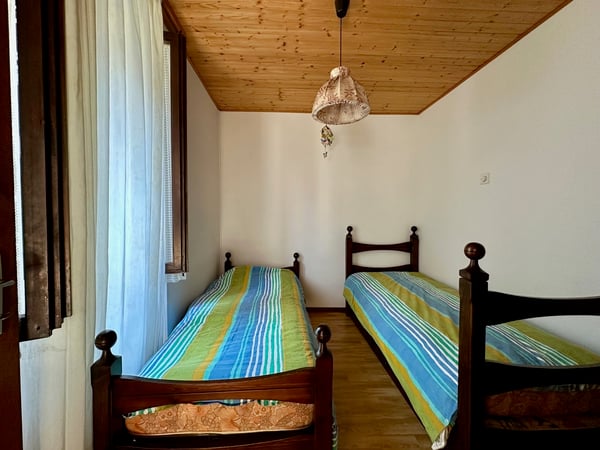 Proprietà con due unità, giardino e garage 11