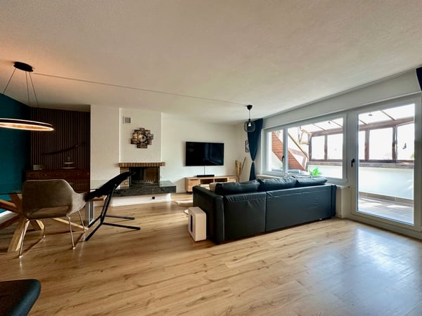 Modernisierte 3.5-Zimmerdachwohnung mit verglaster Terrasse und Garage 1