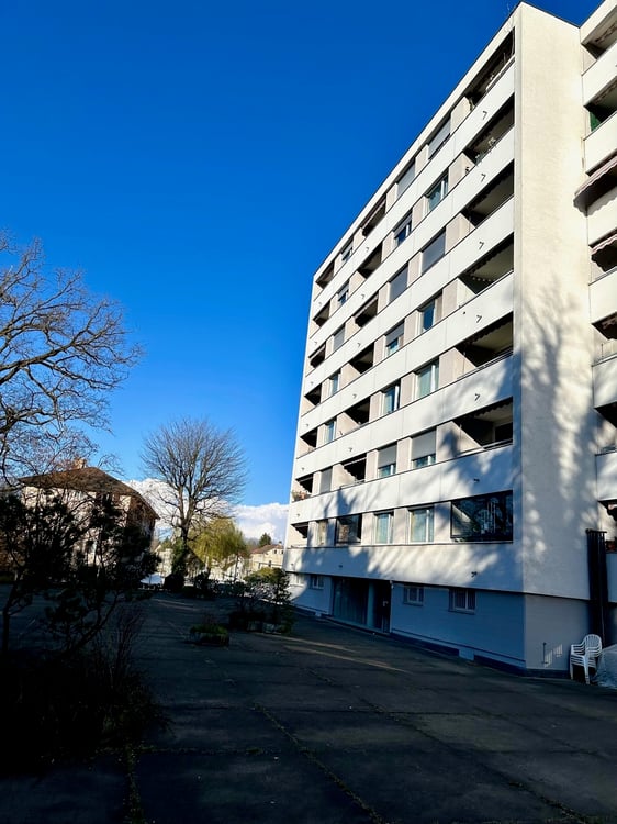 Helle Wohnung mit 2 Balkonen, Lift und Einstellhallenplatz 8