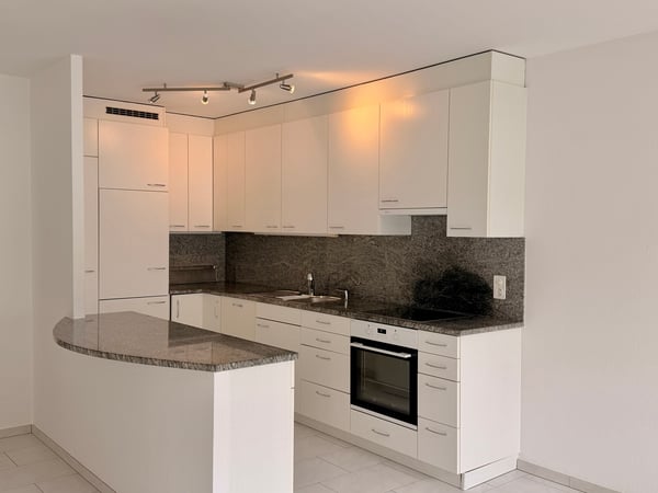 Luftige 2.5-Zimmer-Wohnung mit 2 Balkonen & einem Einstellhallenplatz 4