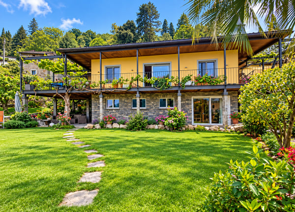 Incantevole casa bifamiliare a Brissago – 5.5 locali con giardino e vista panoramica