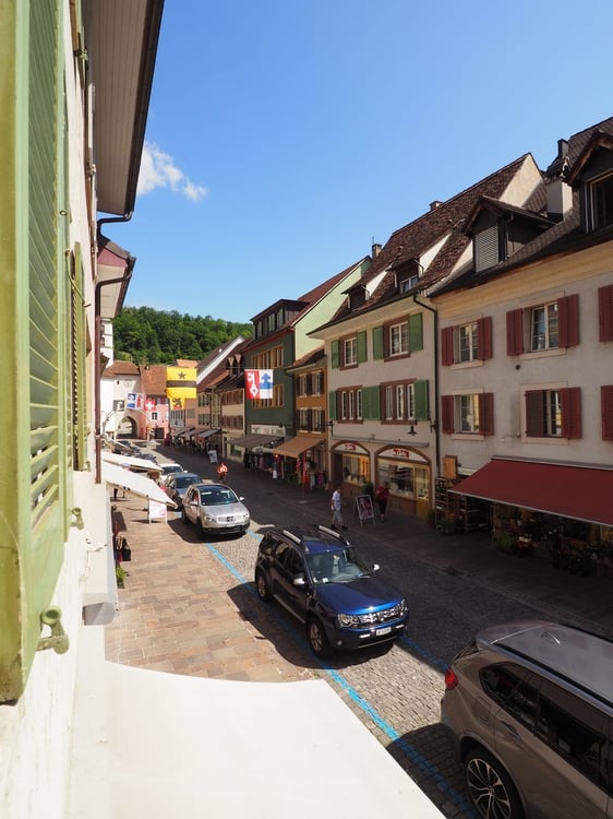 Zu vermieten eine Grosszügige 6.5 Zimmer Duplex-/Maisonette-Wohnung im Stedtli Laufen. 2