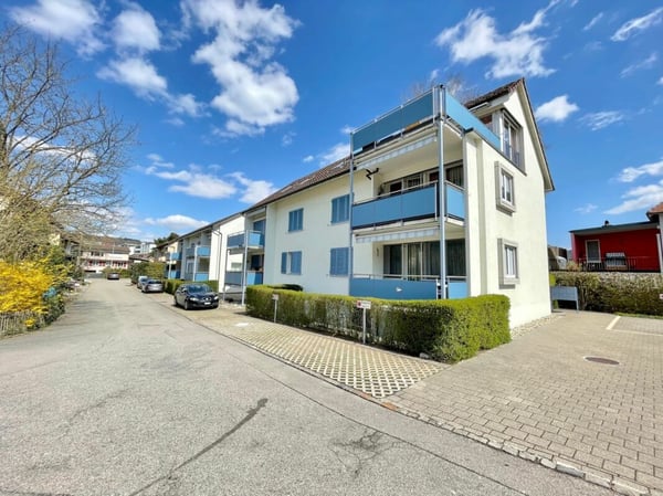 Stilvolle 2.5-Zimmer-Wohnung mit privatem Sitzplatz an ruhiger Lage