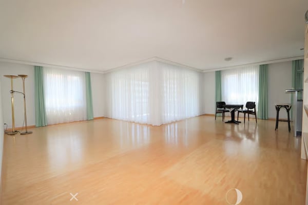 Zentral gelegene und grosszügige 3.5-Zimmerwohnung 2