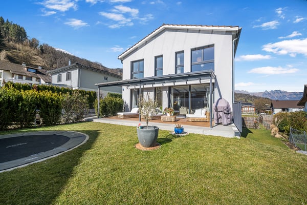 RAFFINIERT UND MODERN: FREISTEHENDES EINFAMILIENHAUS AN RUHIGER LAGE 1