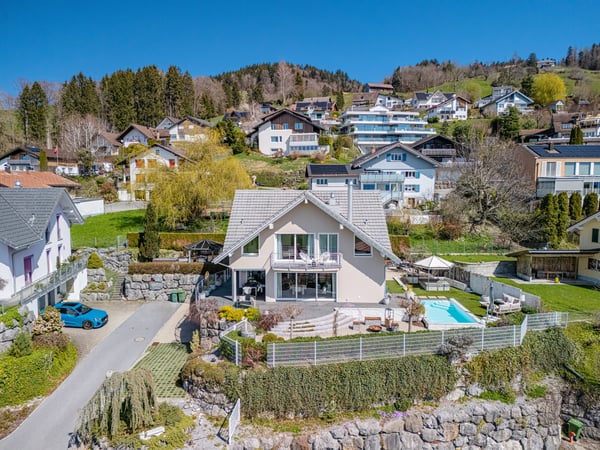 IMPOSANTE VILLA MIT SEE- UND ALPENSICHT 1