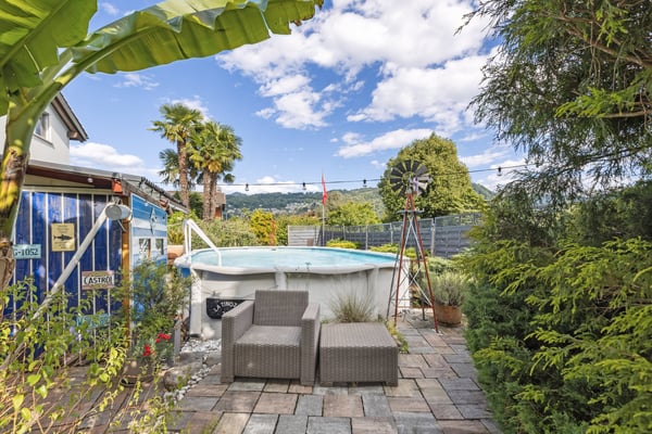 BADEOASIS MIT PALMEN UND POOL 8