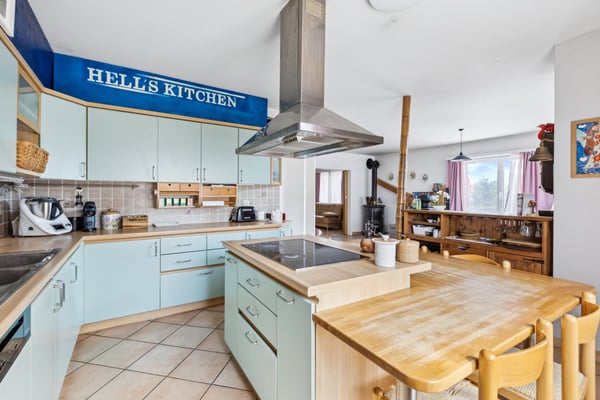 BADEOASIS MIT PALMEN UND POOL 3