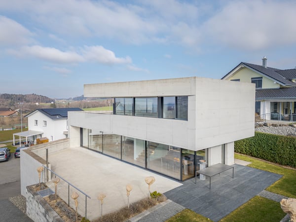 MODERNES ARCHITEKTENHAUS MIT ZEITLOSER BETONÄSTHETIK 1