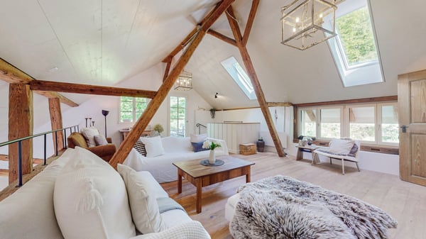 EIN REFUGIUM DER RUHE - KERNSANIERTES HAUS MIT AUSBLICK INS GRÜNE 1