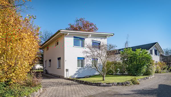 MODERNES, KOMPAKTES UND FREISTEHENDES EINFAMILIENHAUS 1